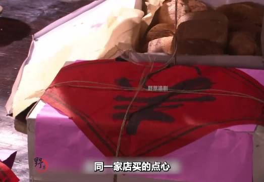 大宅门:同样一盒点心，大儿子买的母亲死活不吃，三儿子买的母亲却抢着吃