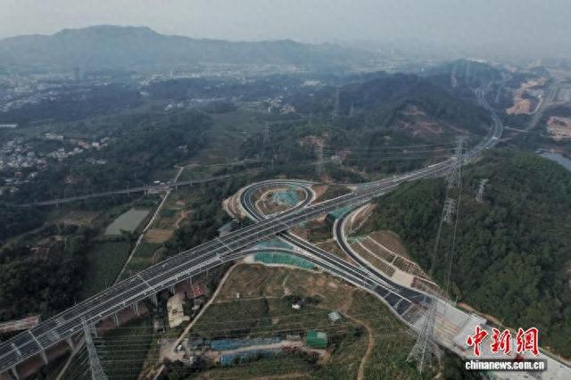 2025年12月31日，位于广州的增天高速建成通车，广州东部再添“黄金通道”。(无人机照片)中新社记者 陈骥旻 摄
