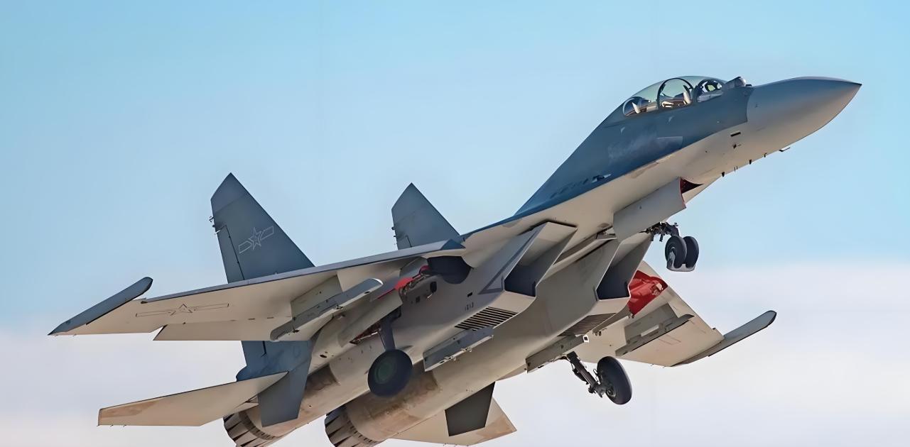 画面刺眼：台军F-16V用“狙击手”电光瞄准吊舱锁定歼-16？