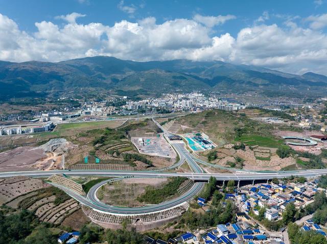 乐西高速昭觉互通 李小平 摄