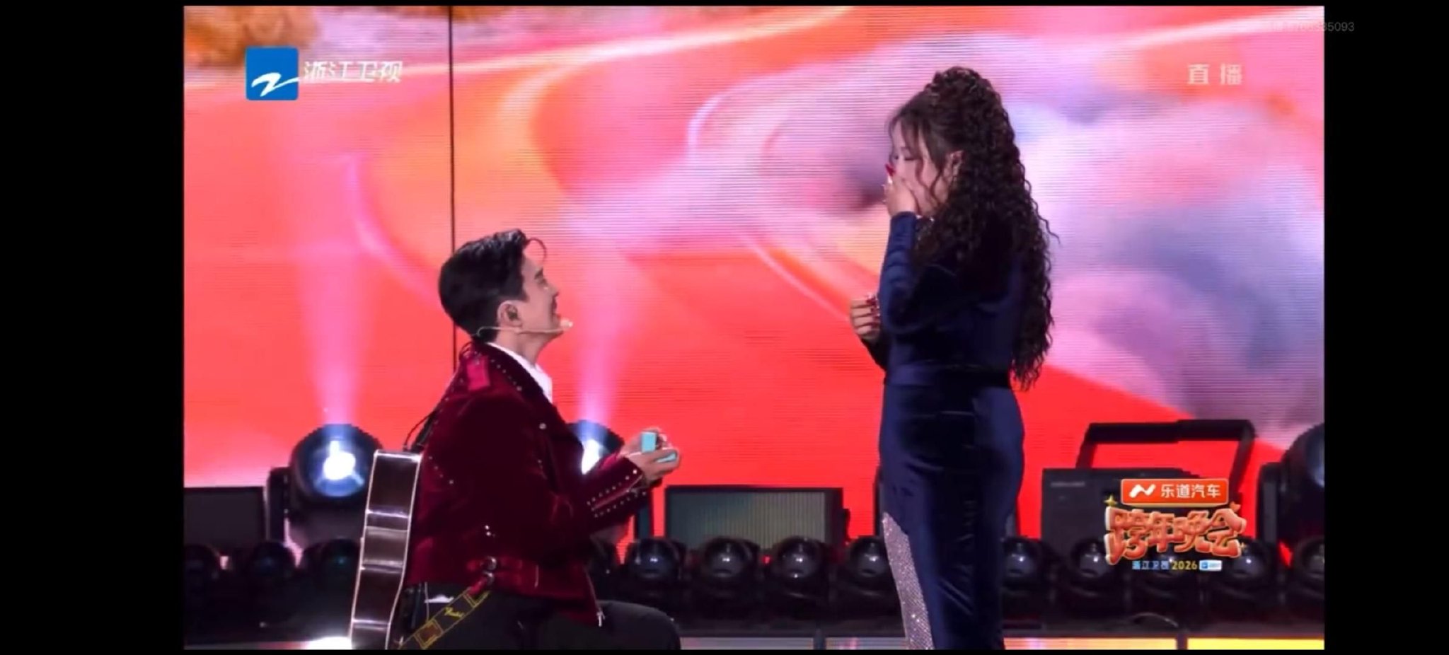 冲上热搜！跨年夜表演结束后，李川现场求婚锤娜丽莎