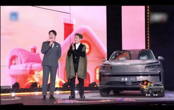 张信哲新专首发仪式在汽车前备舱举行