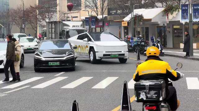 特斯拉赛博皮卡越野车上路现身亮相杭州街头