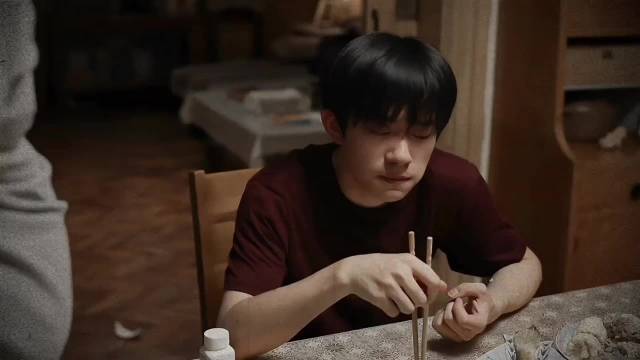 父亲这一巴掌打得不只是他 更是无能为力的自己 送你一朵小红花 易烊千玺