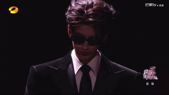 张凌赫跨年走秀网友的神评，统一全宇宙审美的男人