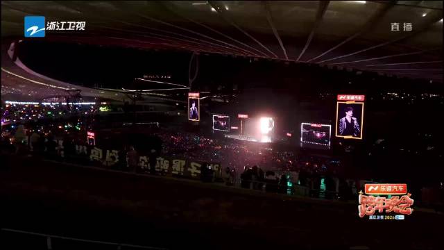 种地吧十成员跨年舞台献唱生来不让展团魂