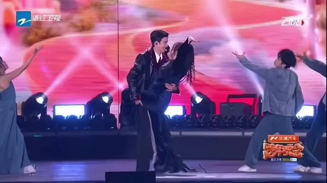 李川求婚锤娜丽莎成功！那拿不出手的“老公” 新年甜度有点高