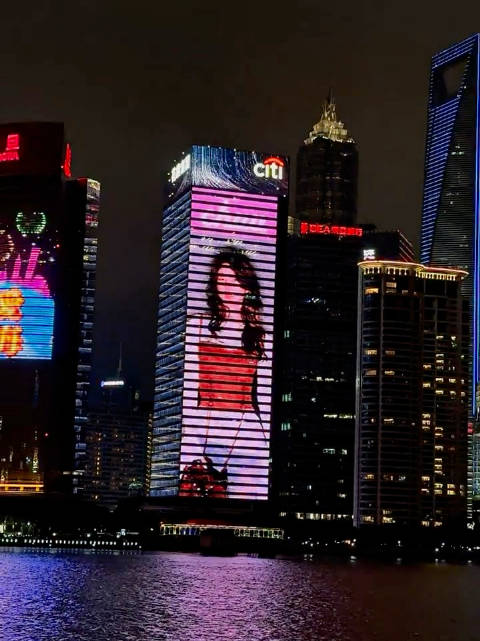 赵露思代言广告亮相元旦黄金地段大屏