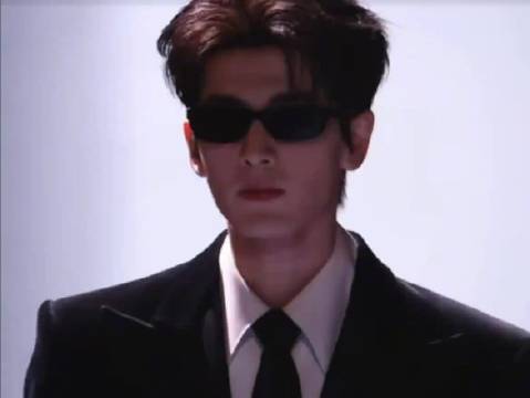 张凌赫不愧是男人中的迈巴赫，带着进行曲上跨晚张凌赫你帅爆了！