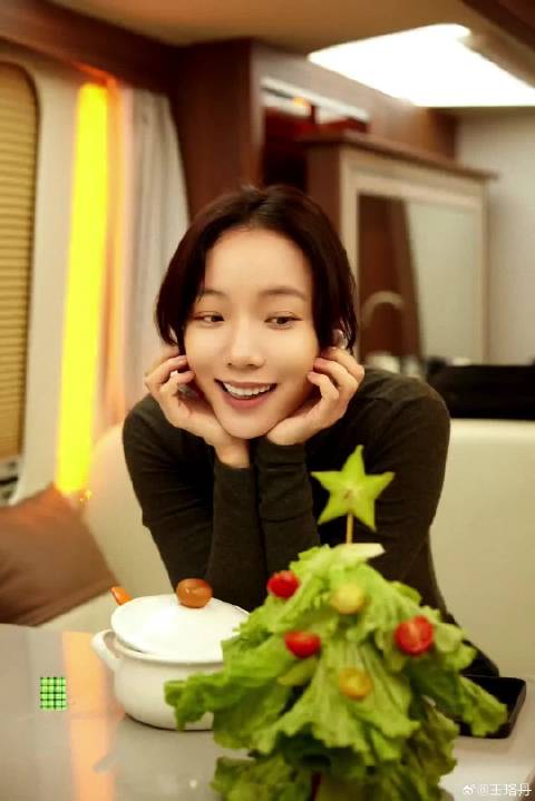 王珞丹跨年连发12条微博记录日常