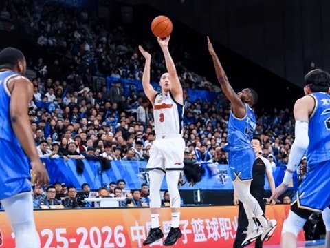 三主力全被虐了！萨林杰+王少杰遇高内线就吃瘪，胡明轩副作用！