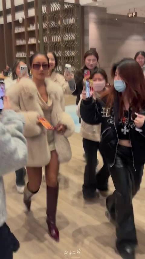 吉克隽逸回应粉丝夸赞，笑称不如衢州鸭头香