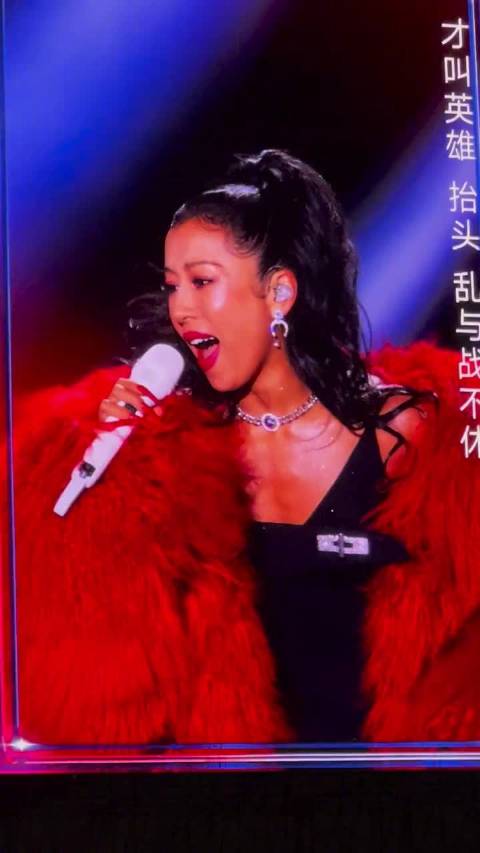 吉克隽逸浙江卫视跨年晚会唱至中途脱大衣