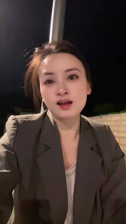 后来才知道一个人对你最大的伤害，不是不爱你，而是摧毁了你爱别人的勇气！