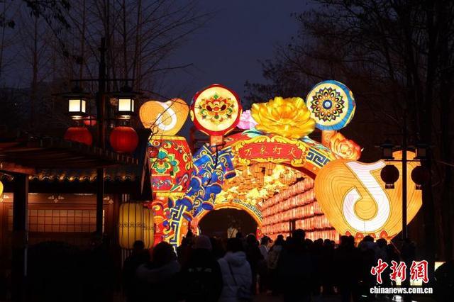 图为大唐芙蓉园内的“2026长安灯会”。曲江文旅供图