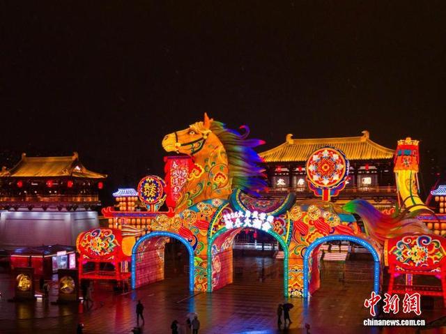 图为大唐芙蓉园内的“2026长安灯会”。曲江文旅供图