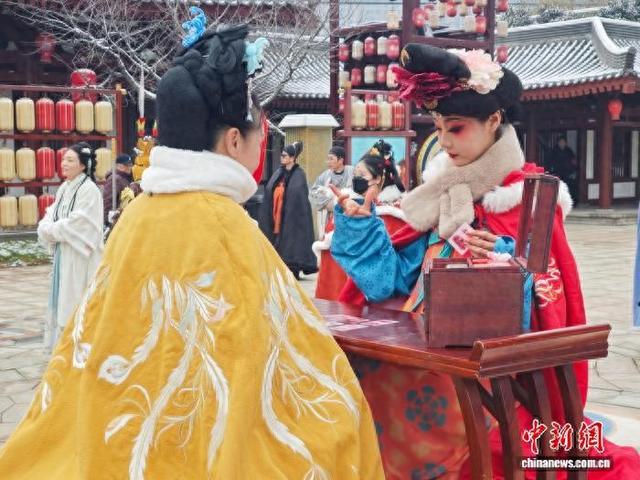 图为民众在西安大唐芙蓉园体验汉服文化活动。党田野 摄