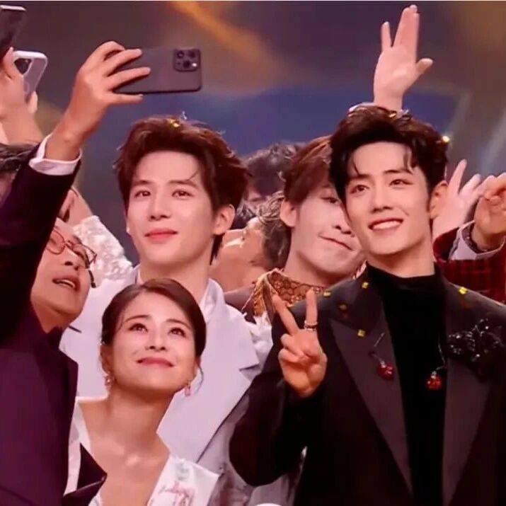 跨年零点时刻好精彩！肖战忙着握手合影，何炅飞奔向汪涵维嘉拥抱