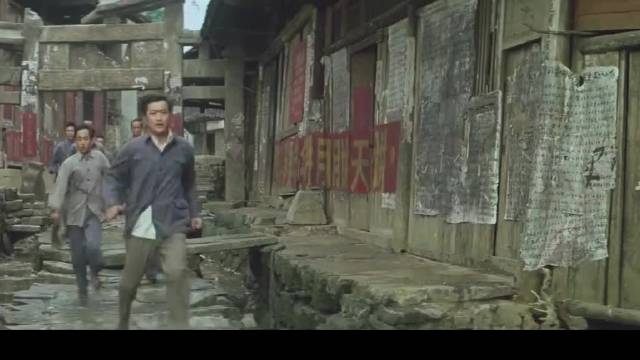 芙蓉镇审判现场十年刑期换深情对望