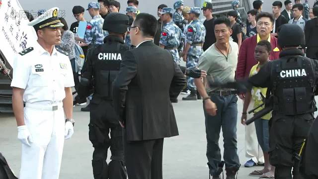 在没有支援装备的情况下，身为兵王的冷锋接下了营救任务 战狼2 吴京