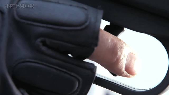 狙击手冷锋违抗命令在同一位置连开三枪，只为能够救下队友 战狼 吴京