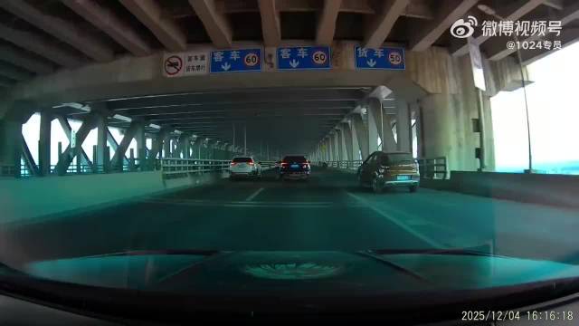 变道车辆遇视频车未减速惊险瞬间