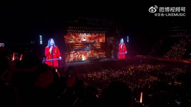 田震粉丝跨年同框，最大年龄差88岁