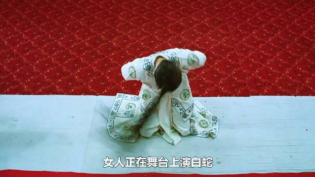 女人唱戏时突然想大便，只好让白蛇提前生孩子，就连法海也没逃过