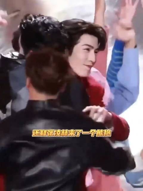 跨年零点拥抱瞬间：时代少年团欢呼、何炅汪涵相拥、王鹤棣熊抱王嘉尔