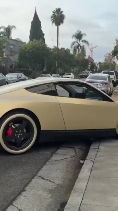 特斯拉无人驾驶出租车，这个外观看着很科幻啊