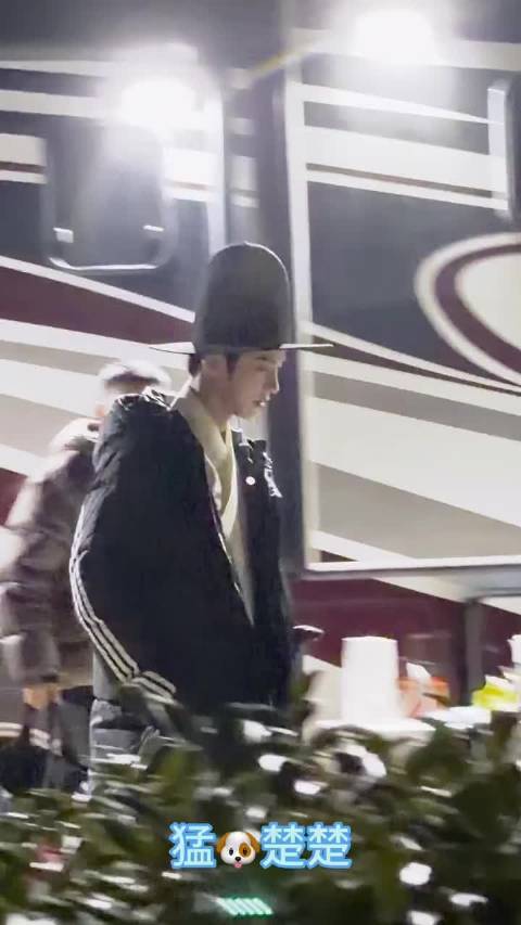 何与《窈窕有期》上班路透 明制帽配阿迪，好好好就这样潮