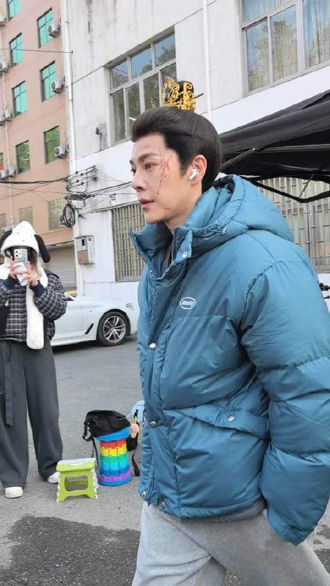 吃的好爽啊 太子殿下战损就在眼前走过