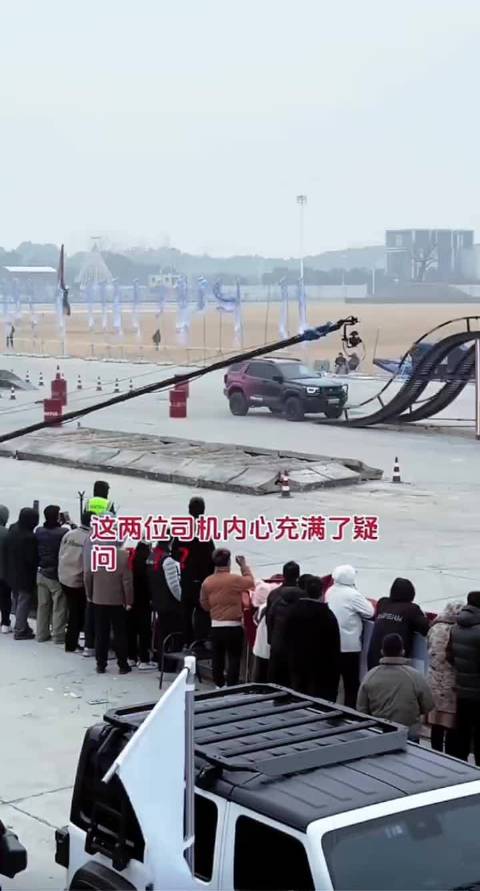 坦克与牧马人接近角对比，前悬长度影响越野性能