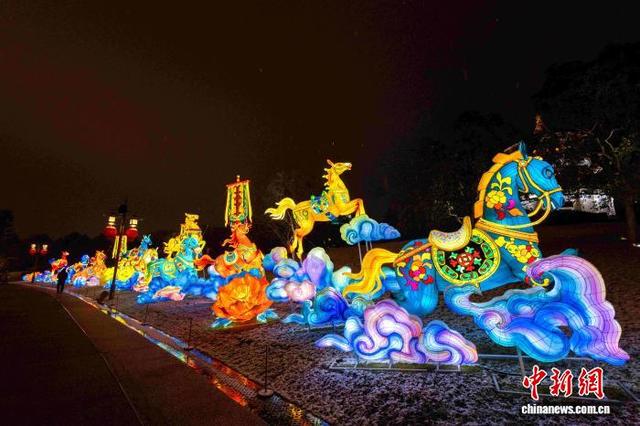 图为骏马造型的花灯。曲江文旅股份 供图