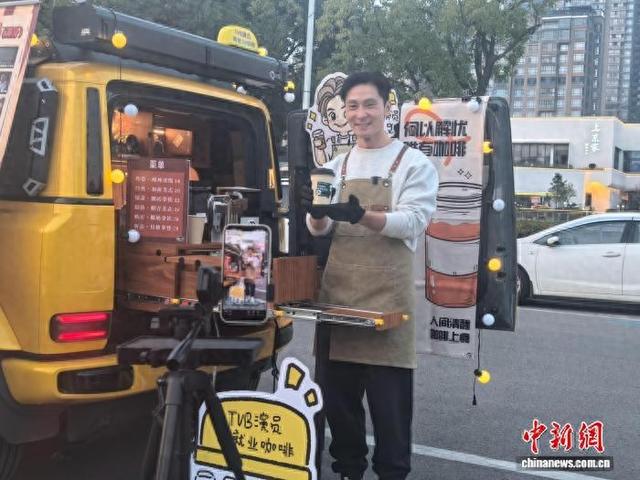 2025年12月18日，香港演员姚亦澧在长沙月湖公园制售咖啡并进行直播。 向一鹏 摄