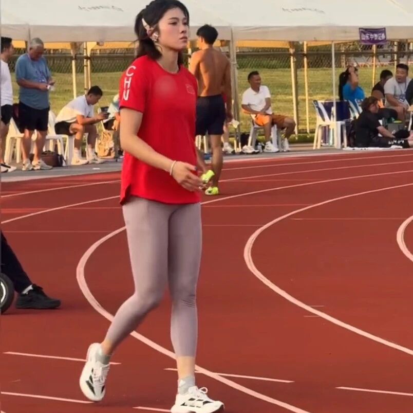 吴艳妮发视频告别2025：放下自我怀疑、委屈不甘，和更强大的自己说你好