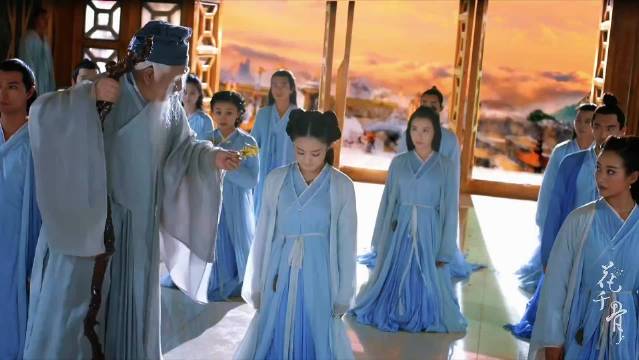 长留拜师大殿上，白子画授予花千骨宫铃