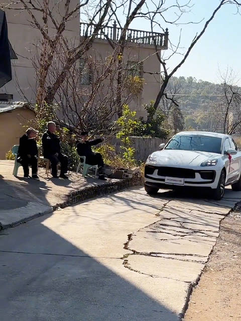 喜提保时捷Macan村头老人竖起大拇指