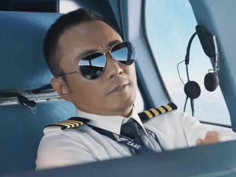 飞机挡风玻璃破碎，机长力挽狂澜救下所有人