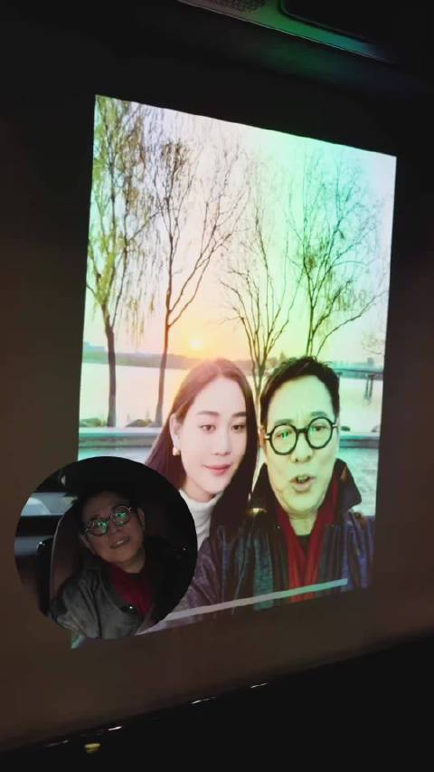 李连杰带女儿合肥一日游体验尊界S800，手机也是用的三折叠，太尊了