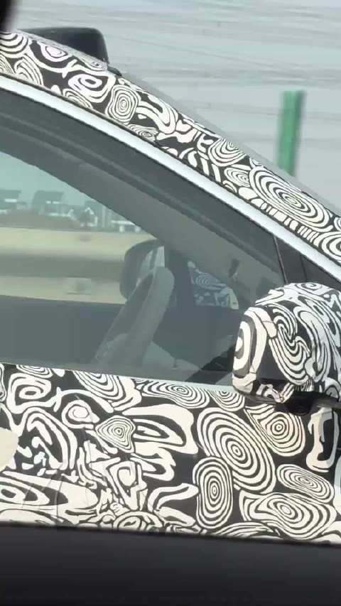 网友路上发现一辆问界M5伪装车，车辆竟然自己在跑路测？ 应该是在测试L3吧？