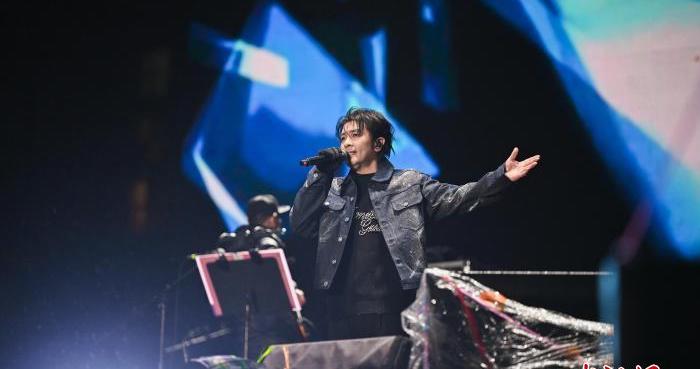 李宇春黄绮珊绵阳嗨唱 现场安利绵阳米粉