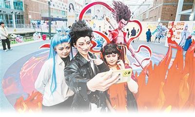 观众在北京国际电影节电影《哪吒之魔童闹海》破亿手绘海报展拍照。