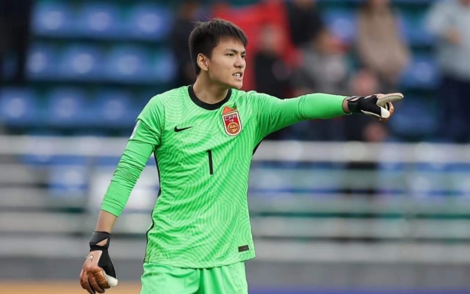 香饽饽！与上海申花谈崩后，青岛西海岸21岁门将遭深圳新鹏城争抢|李昊|上海申花足球俱乐部|马镇|杨希|中超_新浪新闻