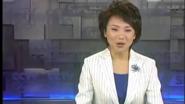 2009年国乒出征世乒赛，刘国梁不擅系领带，王励勤等阳光帅气