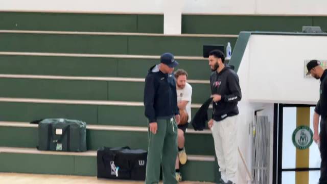 赛前训练时，镜头捕捉到塔图姆与格里芬在场边交流