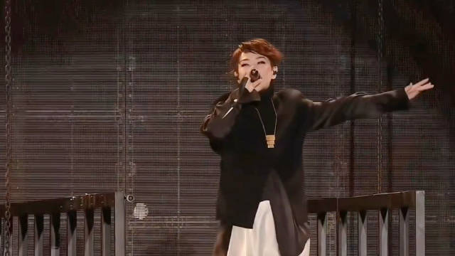 林忆莲深圳收官场献唱《归零》，60岁天后实力依旧震撼