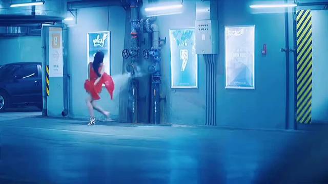 我一个女孩，都像个昏君一样，被她迷的挪不开眼，何况是男人了