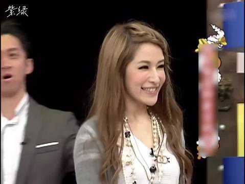 萧亚轩这样看真的是时髦精，她怎么可以这么可爱，笑起来嘴角弯弯的， 综艺