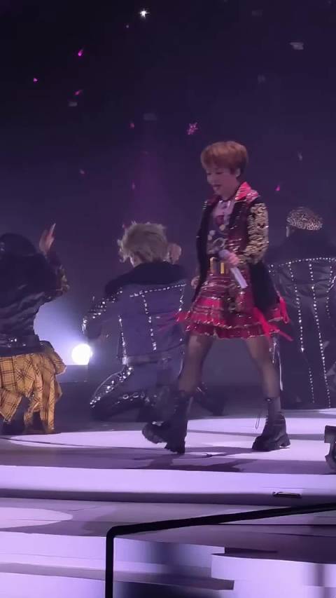 60岁陈慧娴南京跳舞机直拍活力四射